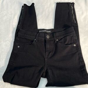 Express Black Denim Cropped Legging Mid Rise Skinny Jean. Raw Edge Hem w/zippers
